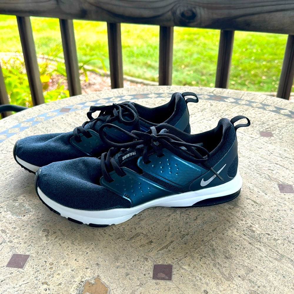 Women’s navy blue Nike training tennis shoes